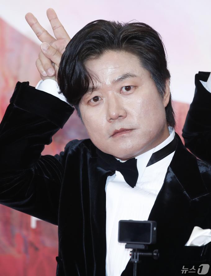 나영석 PD가 7일 오후 서울 강남구 코엑스에서 열린 '60회 백상예술대상' 레드카펫 행사에서 포즈를 취하고 있다. 2024.5.7/뉴스1 ⓒ News1 권현진 기자