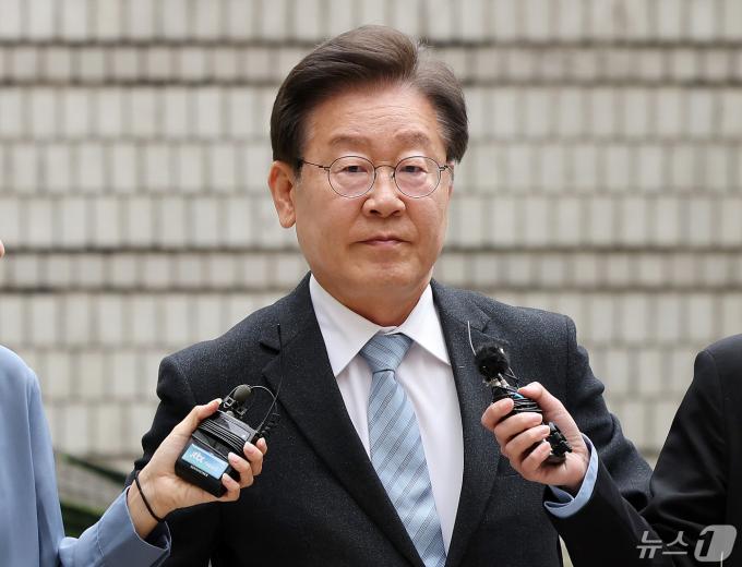 이재명 더불어민주당 대표가 7일 오전 서울 서초구 서울중앙지방법원에서 열린 '대장동 배임·성남FC 뇌물' 혐의 관련 공판에 출석하고 있다. 2024.5.7/뉴스1 ⓒ News1 이동해 기자
