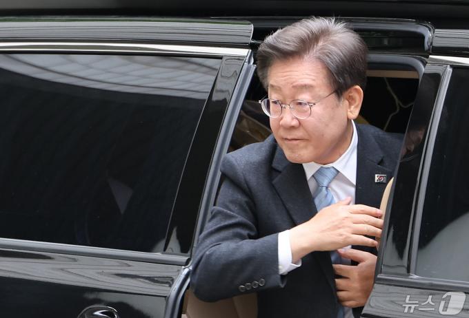 이재명 더불어민주당 대표가 7일 오전 서울 서초구 서울중앙지방법원에서 열린 '대장동 배임·성남FC 뇌물' 혐의 관련 공판에 출석하고 있다. 2024.5.7/뉴스1 ⓒ News1 이동해 기자
