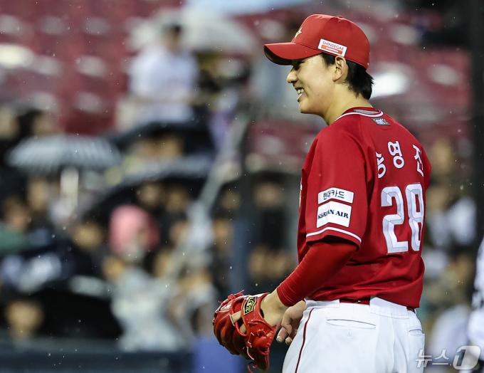 7일 오후 서울 송파구 잠실야구장에서 열린 프로야구 '2024 신한 SOL 뱅크 KBO리그' SSG 랜더스와 LG 트윈스의 경기, SSG 선발투수 송영진이 3회말 2사 1,2루 상황을 무실점으로 막은 뒤 기뻐하고 있다. 2024.5.7/뉴스1 ⓒ News1 김도우 기자