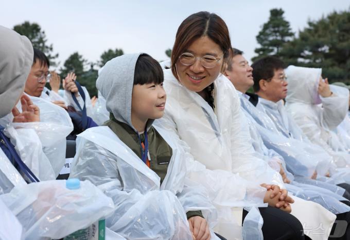 [사진] 열린음악회 관람 온 아이와 대화하는 장미란 차관