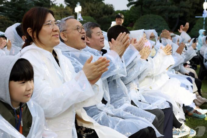 [사진] 장미란 2차관과 열린음악회 관람하는 유인촌 장관