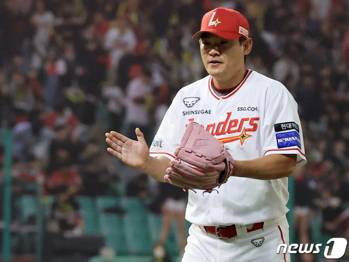 SSG 랜더스 투수 노경은은 시즌 11홀드로 이 부문 단독 1위에 올랐다. 뉴스1 DB ⓒ News1 김진환 기자