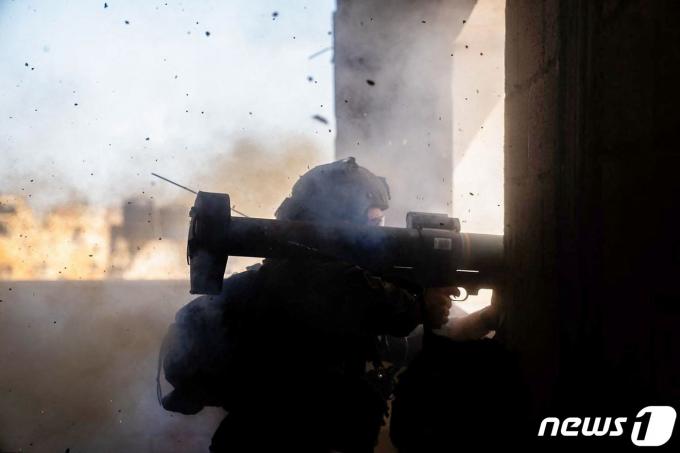 29일(현지시간) 가자지구에서 한 이스라엘군이 무기를 발포하고 있다. 2024.02.29/ ⓒ AFP=뉴스1 ⓒ News1 권진영 기자