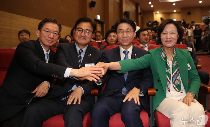 제22대 국회의장 후보인 추미애(오른쪽부터), 조정식, 우원식, 정성호가 3일 오전 서울 여의도 국회 의원회관에서 열린 '제22대 국회 더불어민주당 제1기 원내대표 선출 당선자 총회'에서 손을 잡고 기념촬영을 하고 있다. 2024.5.3/뉴스1 ⓒ News1 임세영 기자