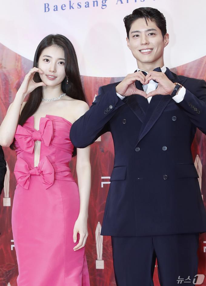 MC 수지와 박보검(오른쪽)이 7일 오후 서울 강남구 코엑스에서 열린 '60회 백상예술대상' 레드카펫 행사에서 하트를 그리고 있다. ⓒ News1 권현진 기자