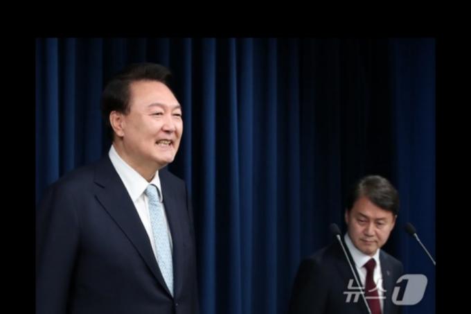 윤석열 대통령이 7일 용산 대통령실 청사 브리핑룸에서 신임 민정수석비서관에 임명된 김주현 전 법무부 차관을 소개하고 있다. 2024.5.7/뉴스1 ⓒ News1 오대일 기자 ⓒ News1 나주희