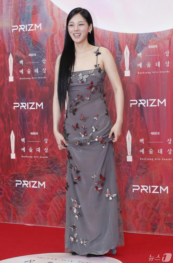 배우 겸 가수 비비(본명 김형서)가 7일 오후 서울 강남구 코엑스에서 열린 '60회 백상예술대상' 레드카펫 행사에서 인사를 하고 있다. ⓒ News1 권현진 기자