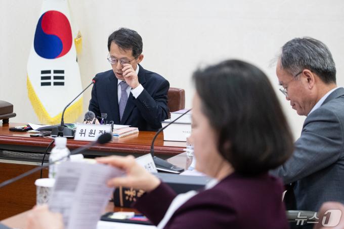 이상원 대법원 양형위원장이 29일 서울 서초구 대법원에서 열린 양형위원회 제131차 회의를 주재하고 있다.. 2024.4.29/뉴스1 ⓒ News1 유승관 기자