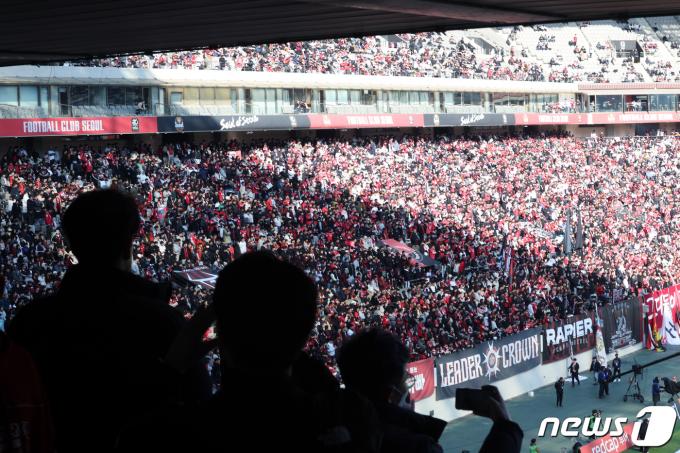 10일 오후 마포구 성산동 서울월드컵경기장에서 열린 하나은행 K리그1 2024 2라운드 FC서울과 인천 유나이티드의 경기를 찾은 관중들이 몸을 푸는 선수들을 지켜보고 있다. 2024.3.10/뉴스1 ⓒ News1 박정호 기자