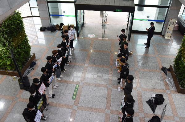부산대학교 교무회의에서 의과대학 증원 관련 학칙 개정안이 부결되자 교육부는 시정명령을 내릴 수 있다는 입장을 밝혔다. 지난 7일 오후 부산대 대학본부에서 의과대학 증원 관련 학칙 개정을 위해 교무회의가 열린 가운데 의과대학생들과 교수들이 피켓 시위를 벌이고 있다. /사진=부산대 언론사 채널PNU