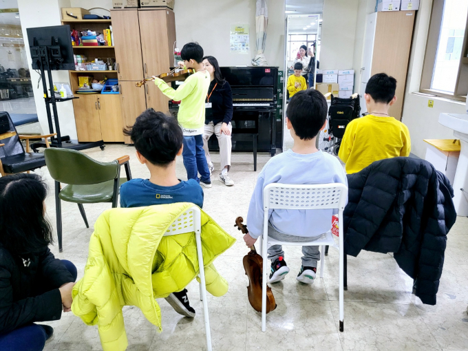 자원봉사자들의 도움을 받아 발달장애인들로 구성된 온종합병원 '그린필하모니' 오케스트라/사진=온종합병원