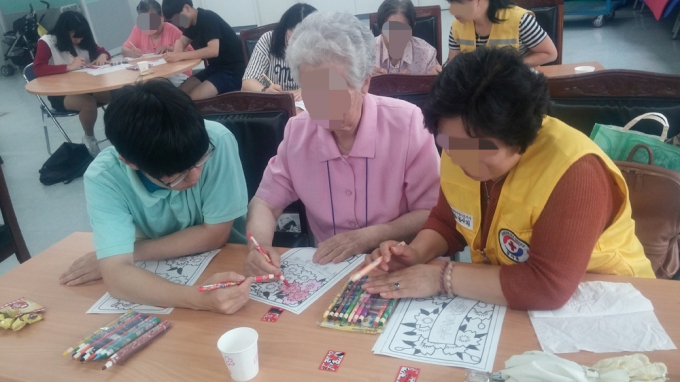 경기도 '노인 우울증 치료비 지원사업'의 지난해 실적이 2640명으로, 전년 191명 대비 약 14배 증가했다. 사진은 노인 지원사업 프로그램 모습. / 사진제공=경기도