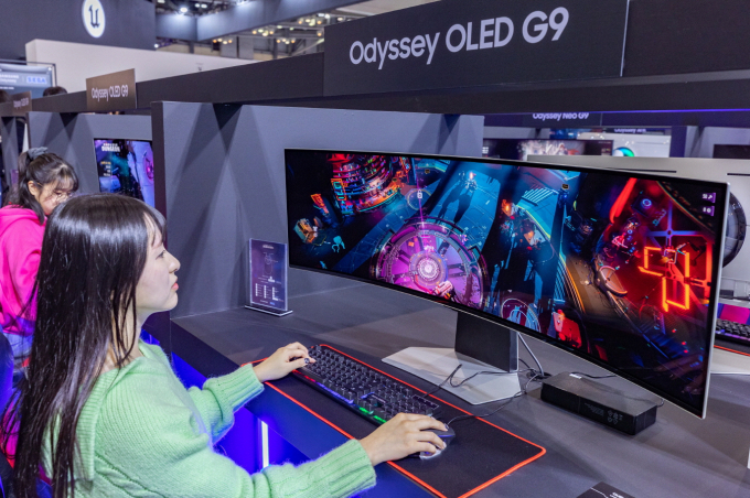 삼성전자 모델이 지스타 2023 오디세이 체험존에서 오디세이 'OLED G9'을 소개하고 있다. / 사진=삼성전자