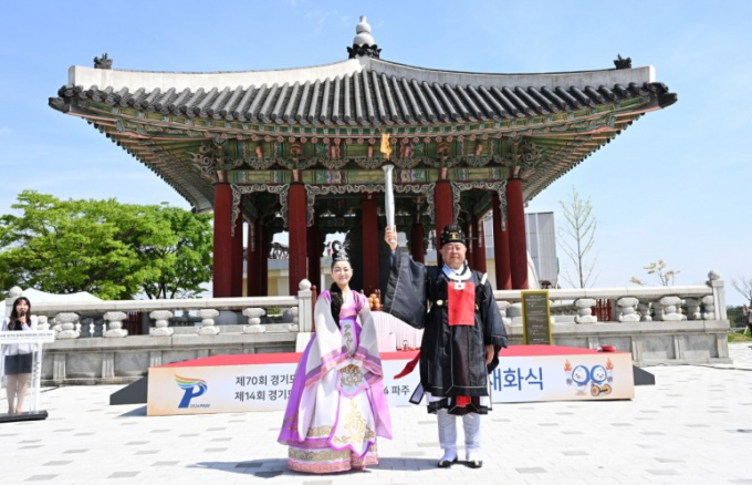 김경일 파주시장(오른쪽)이 4월23일 ‘파주 임진각 평화의 종 광장에서 ‘제70회 경기도체육대회 2024 파주’를 알리는 성화를 들고 있다. / 사진제공=파주시