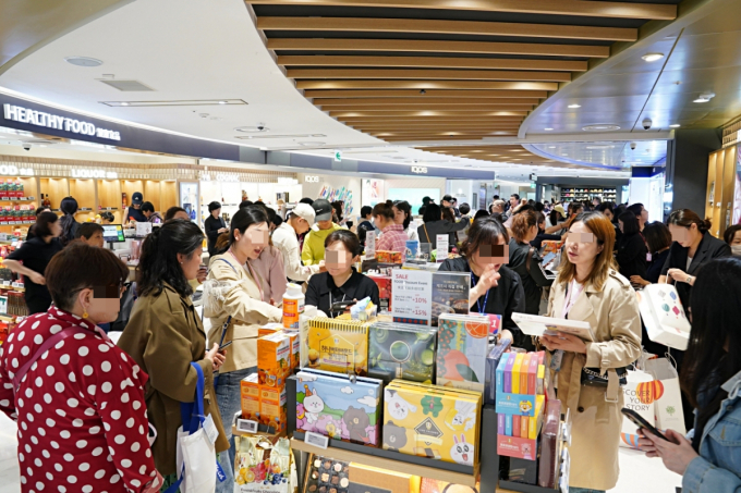 롯데면세점이 지난 7일 롯데면세점 명동본점에 중국 인센티브 단체관광객 4000여명이 방문했다고 8일 밝혔다. 사진은 7일 서울시 중구에 위치한 롯데면세점 명동본점에 중국 인센티브 단체관광객이 방문한 모습. /사진=롯데면세점