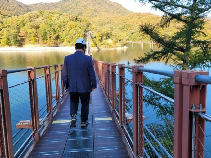 경기도 안전특별점검단이 4월15일 파주 출렁다리 안전점검을 실시하고 있다. / 사진제공=경기도