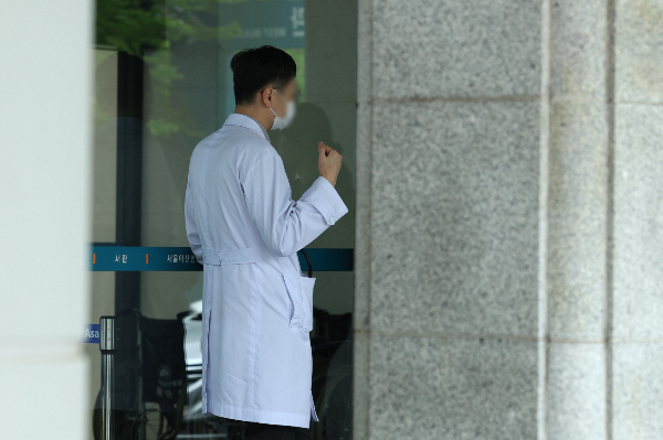 전국 의과대학 교수협의회가 정부가 의대 정원배정 심사위원회 위원과 회의록을 공개하지 않고 있는 점을 지적했다. 지난 5일 서울 시내 대형병원에서 한 의료진이 환자의 보호자와 대화하고 있다. /사진=뉴스1