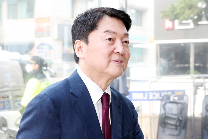 안철수 국민의힘 의원이 지난 7일 여·야가 국민연금 개혁 합의를 이루지 못한 것에 대해 "소득대체율을 현 40%에서 더 높여야 한다는 주장은 맞지 않다"고 밝혔다. 사진은 안 의원이 지난 2월14일 서울 영등포구 여의도 국민의힘 당사에서 열린 공천 신청자 면접 심사에 참석하는 모습. /사진=뉴스1