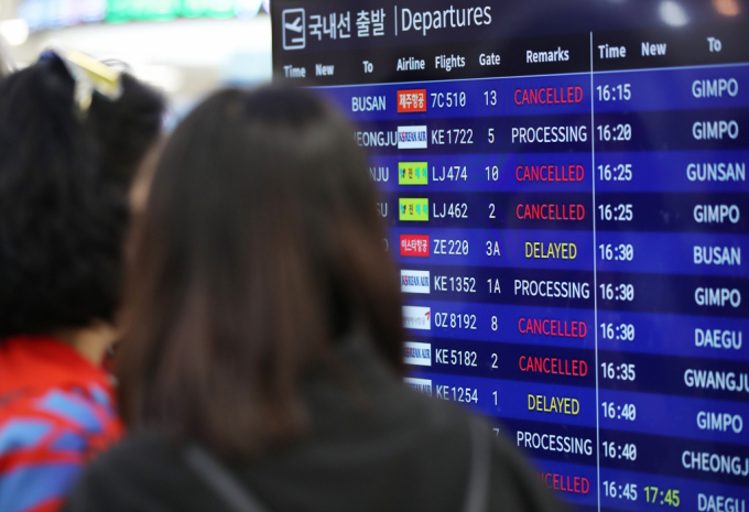 기상악화로 제주 기점 항공기 운항에 차질을 빚고 있는 제주국제공항 국내선 출발장 전광판에 결항 안내가 뜨고 있다. 2024.5.5/뉴스1  
