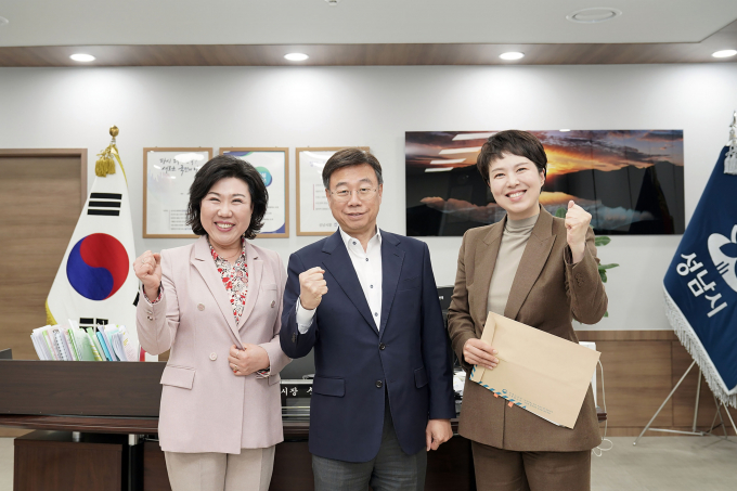 신상진 성남시장(가운데)이 7일 김은혜 국민의힘 국회의원 당선인(오른쪽), 오찬숙 성남교육지원청 교육장과 과학고 유치를 위한 간담회를 가진 뒤 기념촬영을 하고 있다. / 사진제공=성남시
