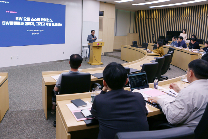 홍성표 LG전자 CTO부문 소프트웨어플랫폼연구소장이 지난달 26일 '미래기술 세미나' 강연자로 나서 임원들을 대상으로 SW 교육을 진행하고 있다. / 사진=LG전자
