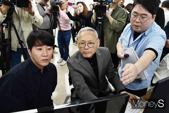 [머니S픽] 확률형 아이템 조작 등 전방위 조사 속 게임위 찾은 '유인촌'