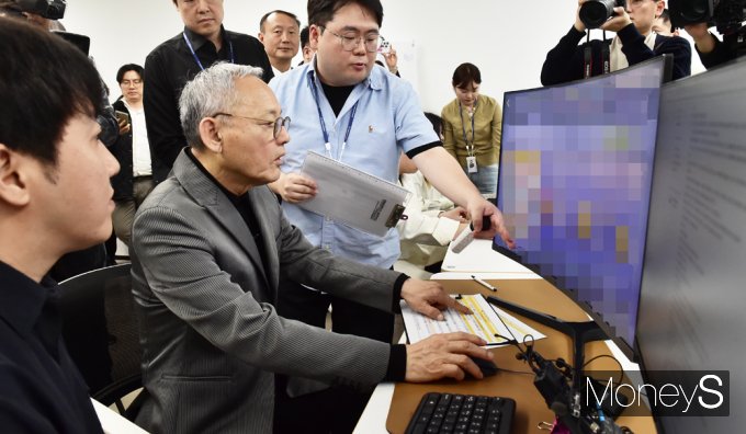 [머니S포토] 유인촌 장관, 확률형 아이템 정보공개 모니터링 시연
