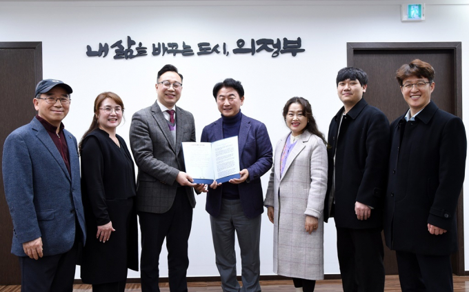  김동근 시장(가운데)이 ‘공공 하수처리시설 노후화 문제'에 대한 주민들의 최종 입장문을 전달 받고 있다. /사진제공=의정부시
