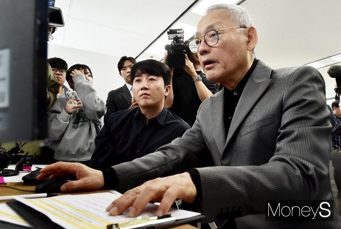 [머니S포토] 유인촌, 확률형아이템 정보공개  일일 모니터링단 활동
