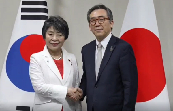 가미카와 요코 일본 외무상이 한국 국회의원들의 독도 방문에 유감을 표명했다. 사진은 지난 2월21일(현지시각) 브라질 리우데자네이루에서 조태열 외교부 장관(오른쪽)과 악수하는 가미카와 일본 외무상. /사진=뉴시스(외교부 제공)