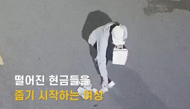 경남 하동에서 자전거를 타던 중 현금 뭉치를 떨어뜨린 국밥집 사장이 여고생 양은서양의 신고로 무사히 돈을 돌려받았다. 사진은 해당 모습이 찍힌 영상의 일부. /사진= 유튜브 '경찰청' 캡처
