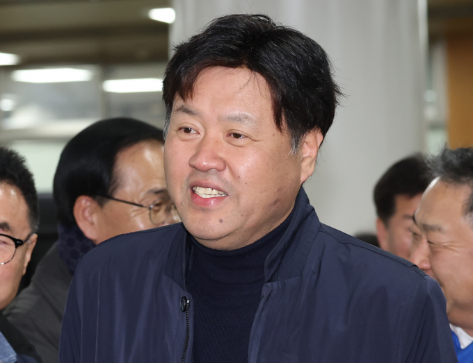 서울고법 형사13부(부장판사 백강진)가 8일 김용 전 민주연구원 부원장의 보석을 인용했다. 사진은 김 전 부원장이 지난해 11월30일 서울 서초구 서울중앙지방법원에서 열린 정치자금법 위반·특정범죄 가중처벌법상 뇌물 혐의 사건 1심 선고 공판에 출석하는 모습. /사진=뉴스1