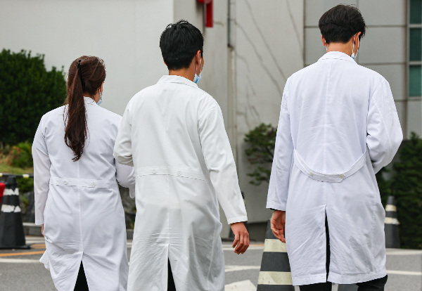 병원을 떠난 전공의 907명이 임현택 대한의사협회 회장이 후보시절부터 준비한 법률지원단의 지원을 받고 사직 수리금지 명령에 대해 헌법소원을 제기했다. 지난 6일 서울 시내 한 대학병원에서 의료진이 발걸음을 옮기고 있다. /사진=뉴스1