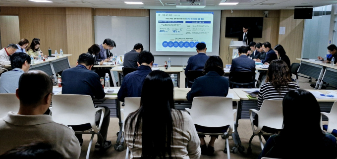 김현대 경기도 미래산업국장(사회자)이 8일 '경기 생성형 AI 데이터플랫폼 사전 컨설팅' 사업 착수보고회를 주재하고 있다. / 사진제공=경기도