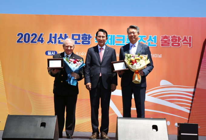 롯데관광개발이 서산 대산항에서 충청권 최초로 크루즈 전세선을 띄웠다고 8일 밝혔다. 크루즈 출항식에 참석한 (왼쪽부터)오라지오 다이타 코스타 세레나호 선장, 이완섭 서산시장, 백현 롯데관광개발 대표이사 사장. /사진=롯데관광개발