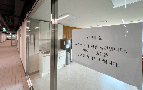 사직 전공의들의 쟁송절차를 지원한 임현택 대한의사협회 회장이 전공의들이 수련환경으로 자발적으로 돌아올 수 있는 환경을 만드는 것이 중요하다고 강조했다. 지난달 2일 서울 시내 한 대학병원 인턴 생활관 휴게실이 텅 비어 있다. /사진=뉴시스