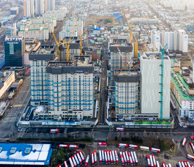 붕괴 사고로 재시공 절차를 밟고 있는 광주 '화정아이파크'의 해체가 내년 상반기 완료될 예정이지만 상가동 철거 여부 등 변수는 남았다. 사진은 철거 작업이 진행 중인 올 초 화정아이파크 전경. /사진=HDC현대산업개발