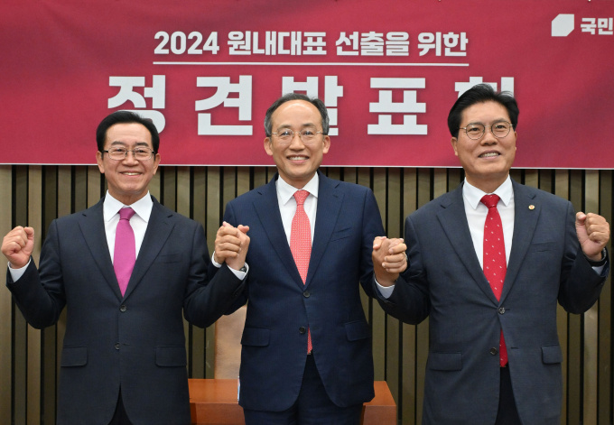 국민의힘 신임 원내대표 후보인 이종배(충북 충주·4선)·추경호(대구 달성·3선)·송석준(경기 이천·3선) 의원이 정견발표에서 건강한 당정관계를 구축하겠다고 입을 모았다. 사진은 (왼쪽부터) 이종배, 추경호, 송석준 원내대표 후보자가 8일 서울 여의도 국회에서 열린 원내대표 선출을 위한 정견발표회에서 기념촬영을 하는 모습. /사진=뉴스1