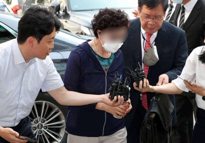 통장잔고증명서 위조 등 혐의를 받은 윤석열 대통령의 장모 최은순씨가 형기를 두달 남기고 석방된다. 사진은 지난해 7월 경기 의정부시 의정부지방법원에서 열린 항소심 선고 공판에 출석하고 있는 최은순씨. /사진= 뉴스1  