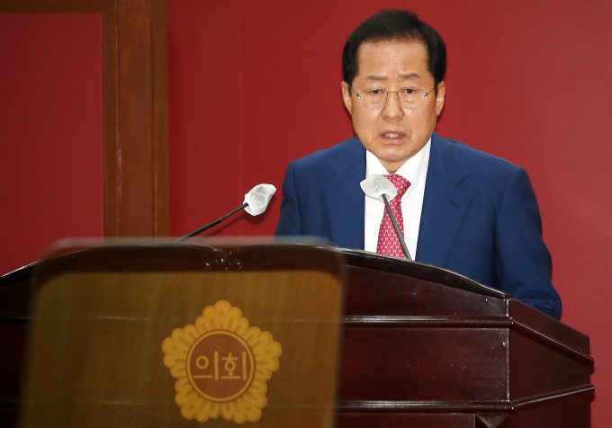 홍준표 대구시장이 대구 지역 의원들과 오찬회동을 가질 예정이다. 사진은 지난달 22일 대구시의회에서 열린 제308회 임시회에 참석해 박정희 전 대통령 기념사업 지원에 관한 조례 관련 추가경정예산안 제출에 따른 제안설명을 하고 있는 홍준표 대구시장. /사진= 뉴스1 