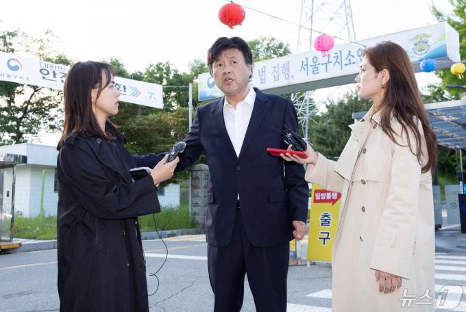 [사진] 석방된 김용 전 민구연구원 부원장