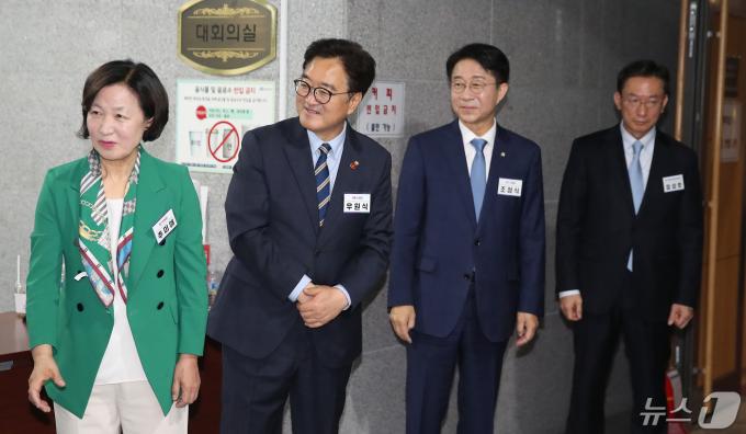 3일 오전 서울 여의도 국회 의원회관에서 열린 '제22대 국회 더불어민주당 제1기 원내대표 선출 당선자 총회'에서 제22대 국회의장 후보인 추미애(왼쪽부터), 우원식, 조정식, 정성호가 나란히 의원들을 기다리고 있다. 2024.5.3/뉴스1 ⓒ News1 임세영 기자