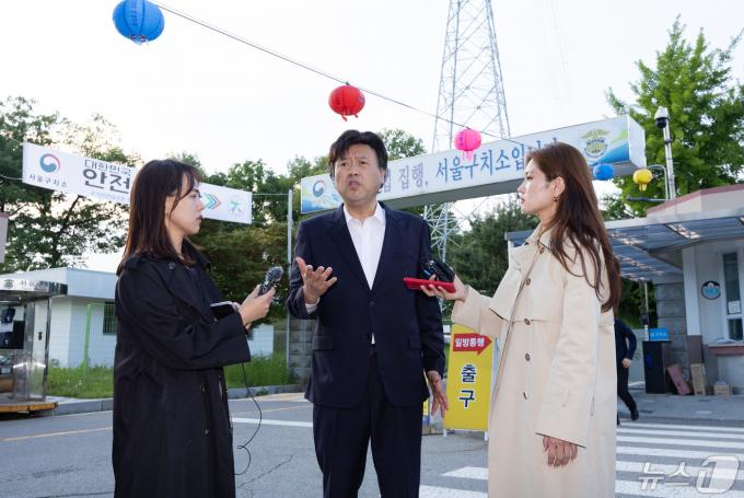 [사진] 보석으로 석방된 김용 '적극적인 답변'