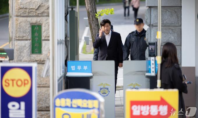 [사진] 서울구치소 나서는 김용