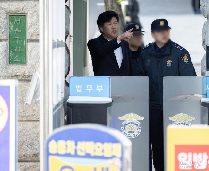 [사진] 서울구치소 나서는 김용 전 부원장