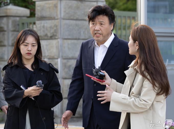 [사진] 김용 전 부위원장 '신중한 답변'