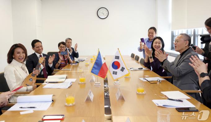 [사진] 필리핀 관광부 장관 우쿠렐레 연주에 손뼉치는 유인촌 문체부 장관