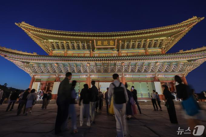 [사진] 밤의 도심 속 경복궁