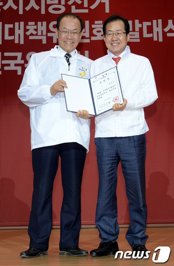 2014년 5월 13일 당시 황우여 새누리당 대표(왼쪽)가  서울 여의도 국회 의원회관에서 열린 제6회 전국동시지방선거 중앙선거대책위원회 발대식 및 제3차 전국위원회에서 홍준표 경남도지사 후보에게 추천장을 수여하고 있다. 2014.5.13/뉴스1 ⓒ 뉴스1